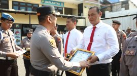 Kapolres Pelabuhan Tanjung Perak AKBP Irwan Kurniawan beri penghargaan anggota berprestasi