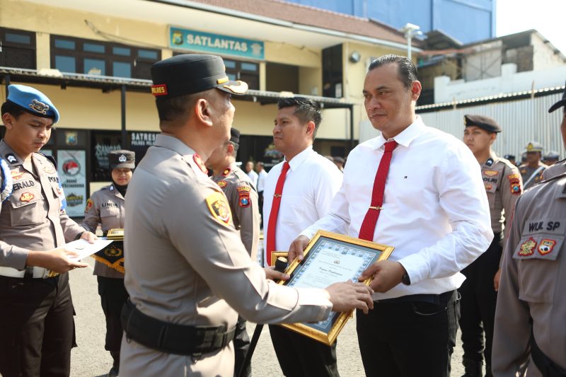 Kapolres Pelabuhan Tanjung Perak AKBP Irwan Kurniawan beri penghargaan anggota berprestasi