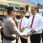 Kapolres Pelabuhan Tanjung Perak AKBP Irwan Kurniawan beri penghargaan anggota berprestasi