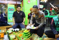 Kasatlantas Polresta Malang Kota Kompol Rio Angga Prasetyo saat potong tumpeng