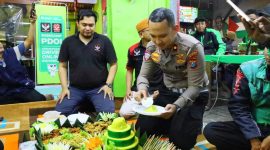 Kasatlantas Polresta Malang Kota Kompol Rio Angga Prasetyo saat potong tumpeng