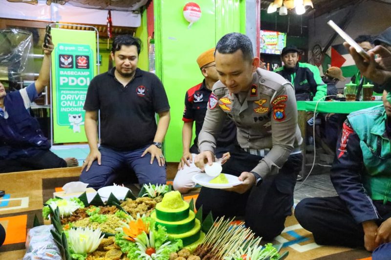 Kasatlantas Polresta Malang Kota Kompol Rio Angga Prasetyo saat potong tumpeng