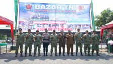 Danrem 084/Bhaskara Jaya Brigjen TNI Kohir saat bazar murah di HUT TNI ke-81