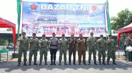 Danrem 084/Bhaskara Jaya Brigjen TNI Kohir saat bazar murah di HUT TNI ke-81