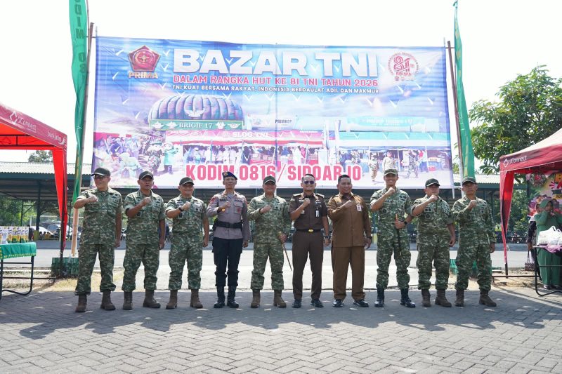 Danrem 084/Bhaskara Jaya Brigjen TNI Kohir saat bazar murah di HUT TNI ke-81