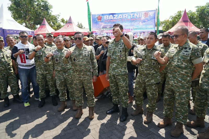 Danrem 084/Bhaskara Jaya Brigjen TNI Kohir saat hadiri Bazar Murah