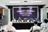 Jajaran pimpinan Kemenkeu Satu Jawa Timur bersinergi dalam Konferensi Pers Puncak Pekan Lelang Serentak Tahun 2026.
(Dari kiri ke kanan): Kepala Kabid PPIP Kanwil DJP Jatim III Teguh Iman Wirotomo, Kepala Kanwil DJP Jawa Timur I Max Darmawan, Kepala Kanwil DJP Jawa Timur III Paryan, dan Kepala Kanwil DJKN Jawa Timur Arik Hariyono, Kepala Kanwil DJP Jawa Timur II Arridel Mindra.