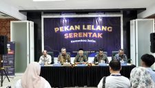 Jajaran pimpinan Kemenkeu Satu Jawa Timur bersinergi dalam Konferensi Pers Puncak Pekan Lelang Serentak Tahun 2026.

(Dari kiri ke kanan): Kepala Kabid PPIP Kanwil DJP Jatim III Teguh Iman Wirotomo, Kepala Kanwil DJP Jawa Timur I Max Darmawan, Kepala Kanwil DJP Jawa Timur III Paryan, dan Kepala Kanwil DJKN Jawa Timur Arik Hariyono, Kepala Kanwil DJP Jawa Timur II Arridel Mindra.