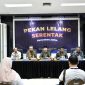 Jajaran pimpinan Kemenkeu Satu Jawa Timur bersinergi dalam Konferensi Pers Puncak Pekan Lelang Serentak Tahun 2026.

(Dari kiri ke kanan): Kepala Kabid PPIP Kanwil DJP Jatim III Teguh Iman Wirotomo, Kepala Kanwil DJP Jawa Timur I Max Darmawan, Kepala Kanwil DJP Jawa Timur III Paryan, dan Kepala Kanwil DJKN Jawa Timur Arik Hariyono, Kepala Kanwil DJP Jawa Timur II Arridel Mindra.