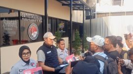 Kasatresnarkoba Polres Pelabuhan Tanjung Perak AKP Adik Agus Putrawan berikan keterangan