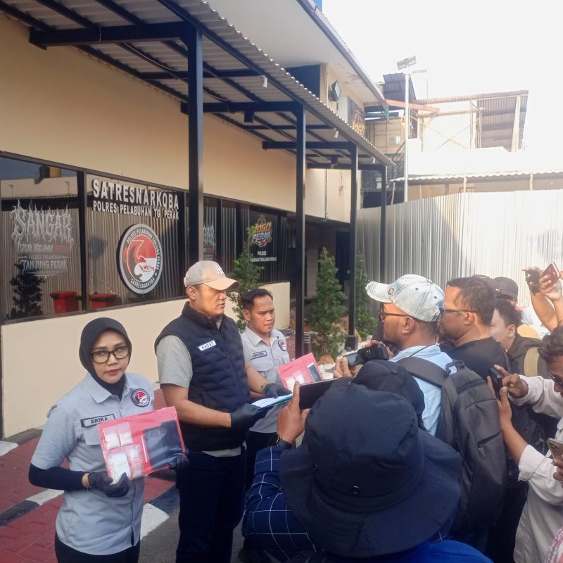 Kasatresnarkoba Polres Pelabuhan Tanjung Perak AKP Adik Agus Putrawan berikan keterangan