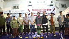 Kapolres Pelabuhan Tanjung Perak AKBP Irwan Kurniawan bersama warga di acara Cangkrukan Kamtibmas
