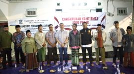 Kapolres Pelabuhan Tanjung Perak AKBP Irwan Kurniawan bersama warga di acara Cangkrukan Kamtibmas