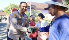 Kapolres Trenggalek AKBP Rizky Tri Putra Erryka Adi Wijaya salurkan bantuan air bersih