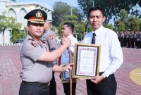 Kapolres Gresik AKBP Ramadhan Nasution beri penghargaan anggota berprestasi