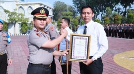 Kapolres Gresik AKBP Ramadhan Nasution beri penghargaan anggota berprestasi
