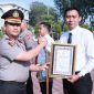 Kapolres Gresik AKBP Ramadhan Nasution beri penghargaan anggota berprestasi