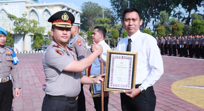 Kapolres Gresik AKBP Ramadhan Nasution beri penghargaan anggota berprestasi